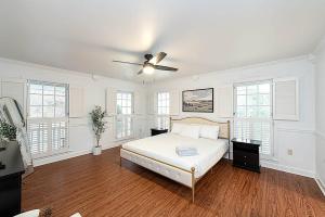 um quarto com uma cama e uma ventoinha de tecto em Jackson River Estate Main House Pool, Riverfront, sleeps 15 em Covington