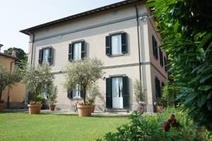 a house with green shutters and a yard at Palazzo Dasso in Viterbo