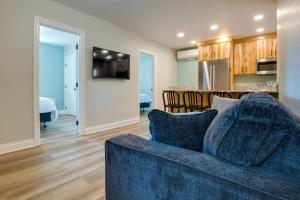 un soggiorno con un divano blu e una cucina di Oceanfront Smith River Cottage Beach Access! a Smith River