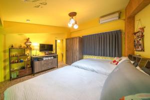 a bedroom with two beds and a flat screen tv at 兔窩很Chill in Yilan City