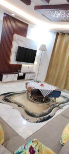 ein Wohnzimmer mit einem Klavier und einem Sofa in der Unterkunft فيلا للايجار في مارينا 4 حمام سباحة خاص in El-Alamein