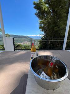Dos botellas de cerveza en un bol de metal en un balcón en Palmar San Gil, en San Gil