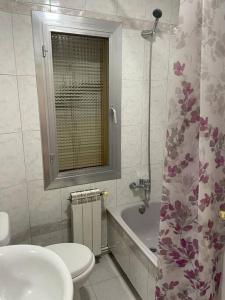 łazienka z toaletą, umywalką i wanną w obiekcie AR2 Luminoso piso de 3 habs con balcón y WIFI w Madrycie