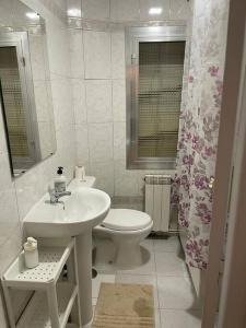 biała łazienka z umywalką i toaletą w obiekcie AR2 Luminoso piso de 3 habs con balcón y WIFI w Madrycie