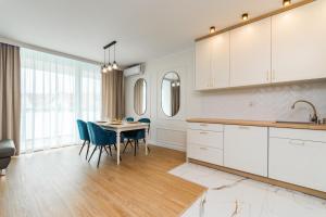 Η κουζίνα ή μικρή κουζίνα στο Apartament Mierzeja LUX Baltic Garden Basen Swimming pool