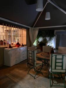 een eetkamer met een tafel en stoelen bij Magnifique villa avec un grand jardin et une cascade in Agadir
