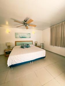 Ένα ή περισσότερα κρεβάτια σε δωμάτιο στο Hotel Cocoplum Beach
