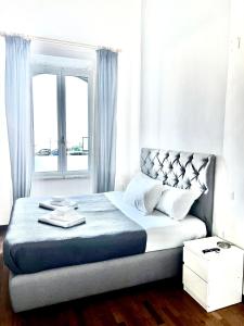 Un dormitorio con una cama grande y una ventana en Caracciolo Napoli BeB, en Nápoles