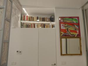 Habitación con estante de libros y armario blanco en San Jose y Maderuelo, en Ávila
