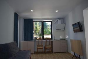 A kitchen or kitchenette at жули