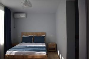 A bed or beds in a room at жули