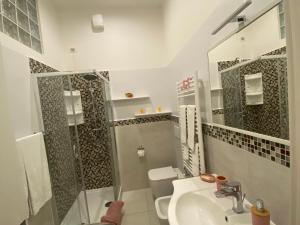 Koupelna v ubytování Titi Rooms