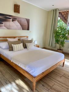 ein Schlafzimmer mit einem großen Bett in einem Zimmer in der Unterkunft 21 Palms in Las Galeras