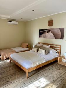 ein Schlafzimmer mit 2 Betten und einem Wandgemälde in der Unterkunft 21 Palms in Las Galeras