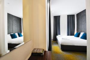 um quarto de hotel com duas camas e um espelho em Heritage Hotel Petrakija em Saraievo