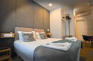 Postel nebo postele na pokoji v ubytování Heritage Hotel Petrakija