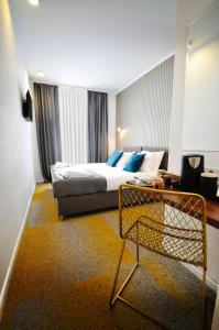 Postel nebo postele na pokoji v ubytování Heritage Hotel Petrakija