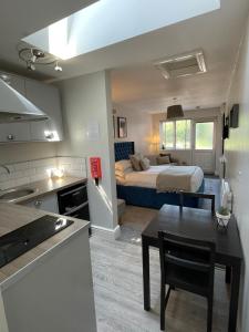 una cocina y un dormitorio con una cama en una habitación en Cannock Hotel Apartments en Cannock
