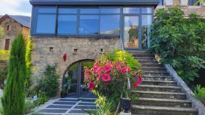 una casa con un ramo de flores en las escaleras en Le mas ROLLAND - Piscine & SPA - MILLAU-GORGES du TARN, en Compeyre