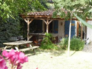 a picnic table in front of a house at Gite Champêtre Drome Lorette in Marsanne