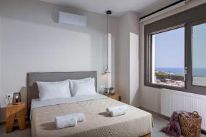 - une chambre avec un lit et 2 serviettes dans l'établissement Leon Luxury Home in Rethymno, à Gállos