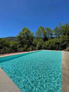 ブラガにあるQuinta do Tanquinhoのターコイズブルーのスイミングプール