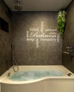 Koupelna v ubytování Jucuzzi bath. Japanese toilet. Belfast City Centre. + 13 fotografií