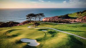 - une vue aérienne sur un parcours de golf près de l'océan dans l'établissement Relax @CercaDelPlaya: .7mi to the Beach! 4BR/2.5BA, à San Diego