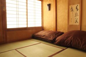 een bed in een hoek van een kamer met een raam bij Fuefuki - House - Vacation STAY 10281 in Fuefuki