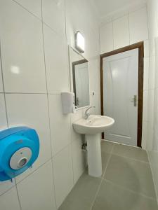 un bagno bianco con lavandino e specchio di Kesik Apart a Antalya (Adalia) Altre 20 foto