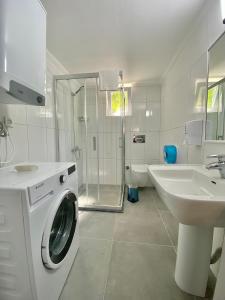 bagno bianco con lavatrice e lavandino di Kesik Apart a Antalya (Adalia)