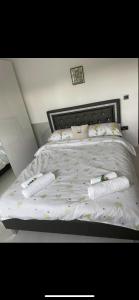Una cama o camas en una habitación de Adina s House