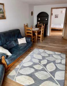 uma sala de estar com um sofá de couro e uma mesa em Adina s House em Rugeley