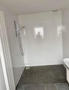 y baño con ducha y puerta de cristal. en Adina s House en Rugeley