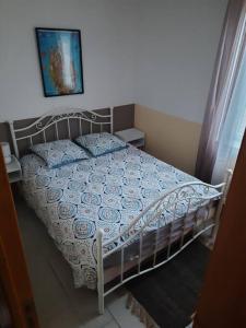 1 dormitorio con 1 cama con edredón azul y blanco en Gîte du bonheur, 