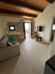 a living room with a couch and a television at Borgo Monachella in Ragusa