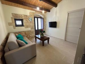 a living room with a couch and a table at Borgo Monachella in Ragusa