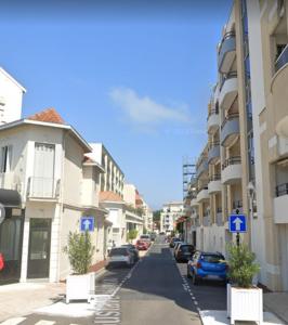 a city street with cars parked on the street at Charmant studio rénové 3 couchages Arcachon centre ville in Arcachon