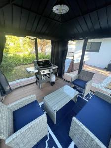 una vista aérea de un patio con sillas y una parrilla en Modern Tropical Oasis with Arcade, HotTub & MiniGolf, en Hollywood