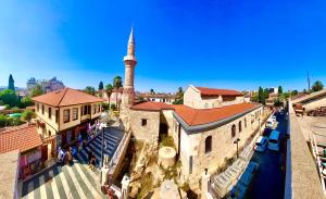 una vista panoramica su una città con una moschea di Kesik Apart a Antalya (Adalia)