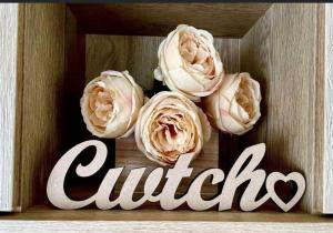 drei Rosen in einer Holzkiste mit dem Wort Cillian in der Unterkunft Cwtch, White Horse, Seal Bay Resort in Selsey