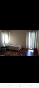 una camera con un letto in una stanza con finestre di Квартира a Antalya (Adalia)