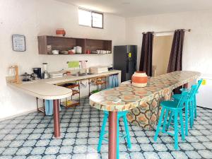 a kitchen with a table and chairs in a kitchen at Casa Halley #2 con vista al mar , Playas in Data de Posorja