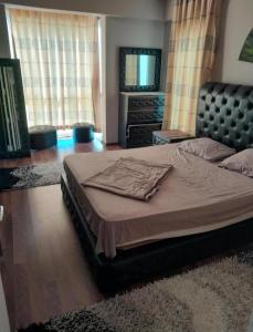 una camera con un grande letto e una televisione di Квартира a Antalya (Adalia)