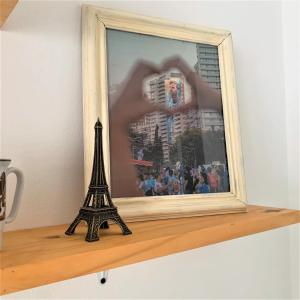 una foto de la torre Eiffel en un estante en Arroyito Suites en Rosario
