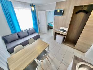 ein Wohnzimmer mit einem Sofa und einem Tisch in der Unterkunft Villa Baltic Karwia in Karwia