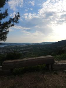 drewniana ławka siedząca na szczycie wzgórza w obiekcie High Hill w mieście Kaštel Stari