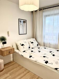 Un dormitorio con una cama con pingüinos. en Apartament nad Zalewem Zegrzyńskim, en Serock