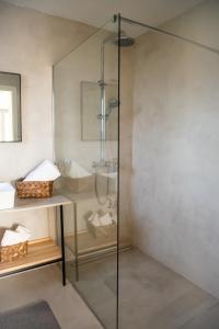 y baño con ducha y puerta de cristal. en A-Seven, en Rovinj