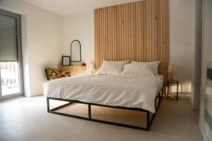 1 dormitorio con 1 cama grande con sábanas blancas en A-Seven, en Rovinj